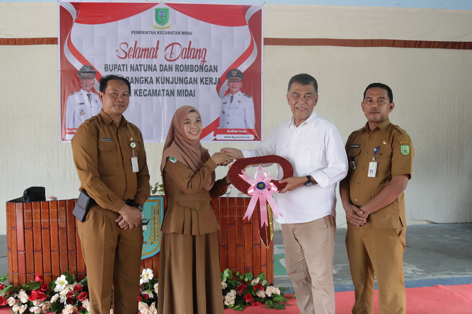 Tingkat Mutu Pelayanan Kesehatan Kecamatan Midai, Bupati Natuna Serahkan Mobil Ambulans