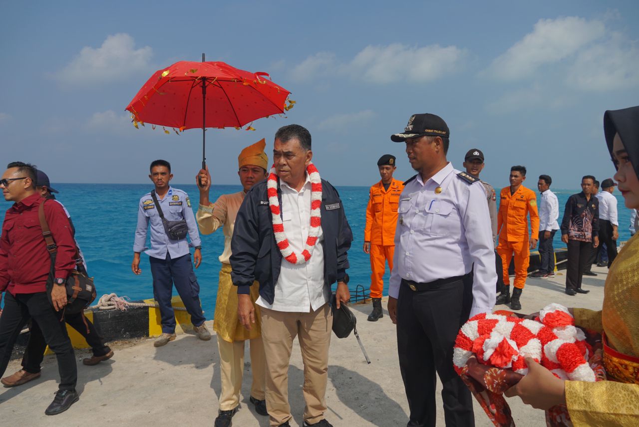 Kunjungan Kerja Di Pulau Laut, Bupati Bagikan Sejumlah Bantuan