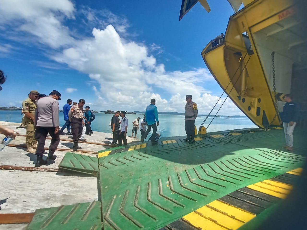 Uji Sandar KMP Bahtera Nusantara di Pelabuhan Roro Sedanau