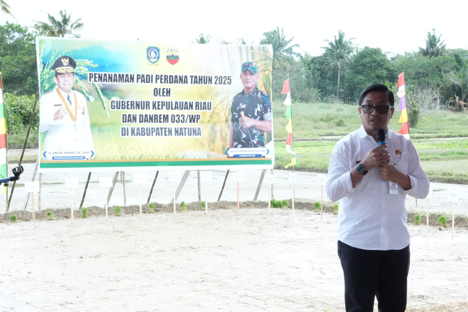 Hadir dan Ikut Serta Dalam Penanaman Padi Perdana di Kecamatan Bunguran Batubi, Sekda Kabupaten Natuna Berharap Ketahanan Pangan di Setiap Kecamatan Lebih Produktif.
