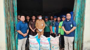 Read more about the article Pemkab Natuna Salurkan Pupuk Bersubsidi Untuk Kelompok Tani