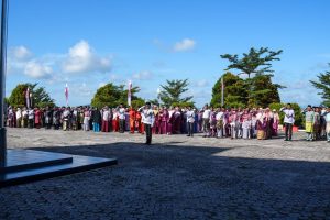 Read more about the article Pimpin Upacara Hardiknas, Sekda Natuna Ajak Semua Elemen Berkerja Sama Mendidik Generasi Penerus