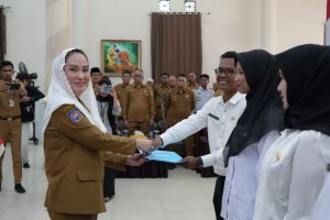 Read more about the article Bupati Natuna Serahkan SK Pengangkatan CPNS 2024 Dan PPPK Tahap I Di Lingkungan Pemkab Natuna