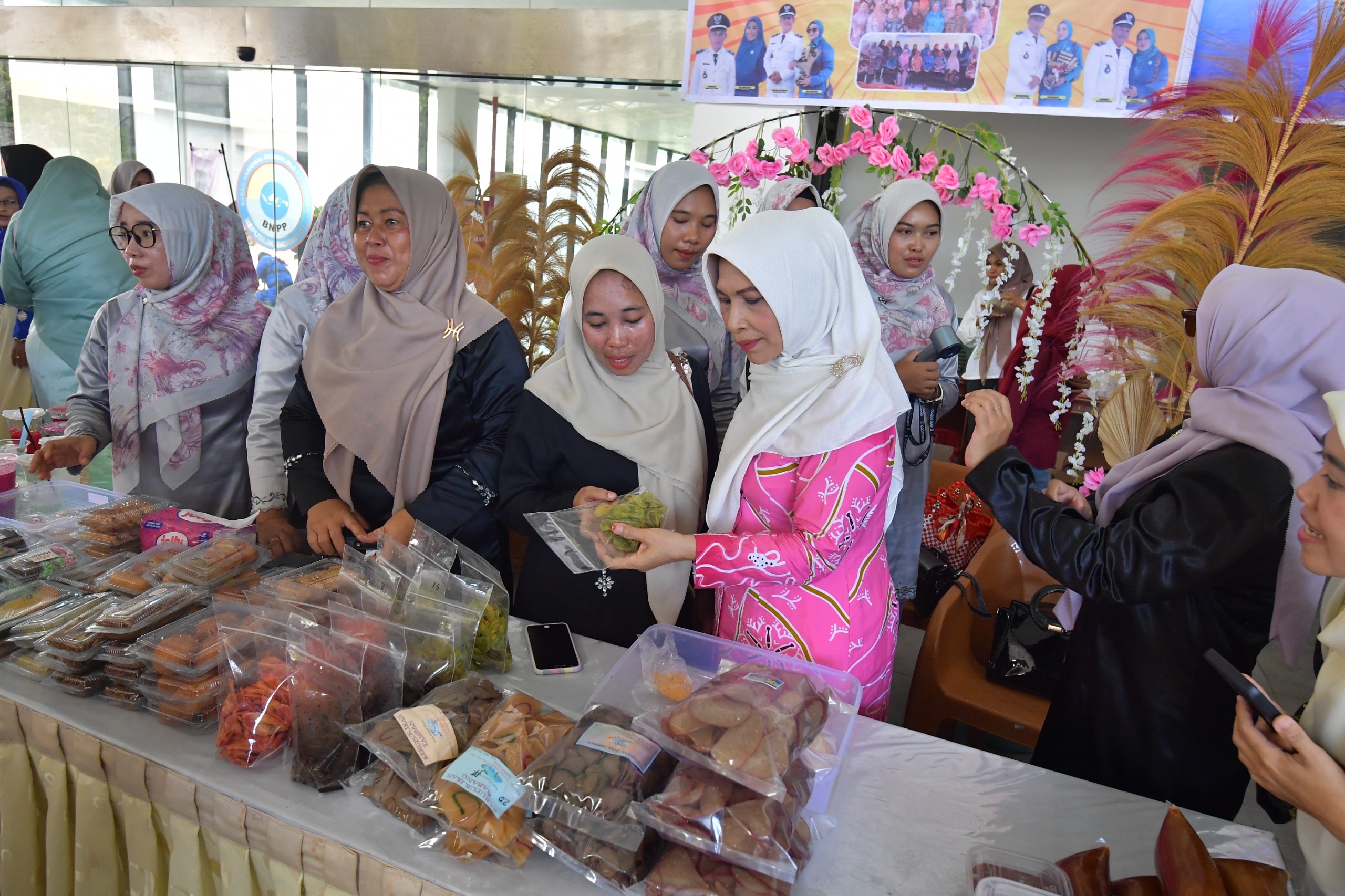 Ketua Dekranasda Natuna Apresiasi Karya UMKM Serasan dalam Event Internasional Yacht Rally