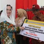 Bupati Natuna Serahkan Bantuan Sosial Tunai kepada 83 KPM di Serasan.