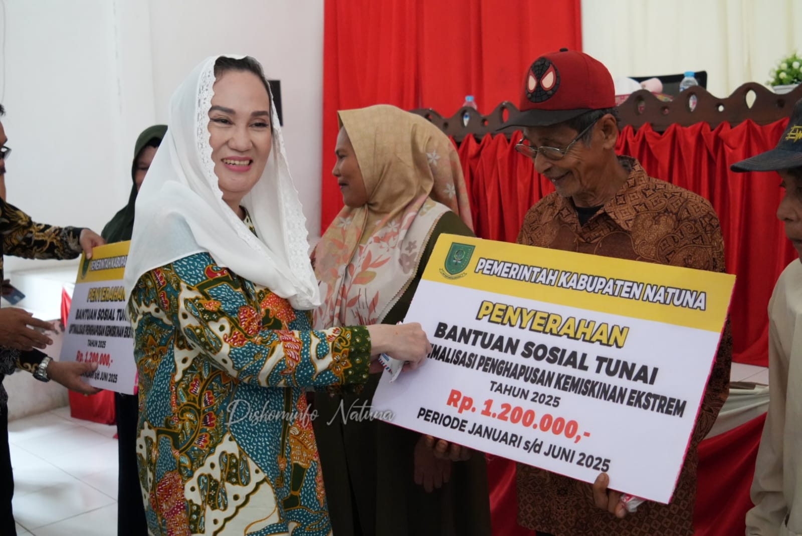 Bupati Natuna Serahkan Bantuan Sosial Tunai kepada 83 KPM di Serasan.