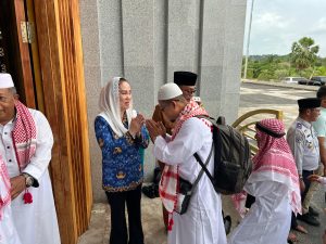 Read more about the article Bupati Natuna Cen Sui Lan Sambut Kepulangan Jamaah Haji 1446 H/2025 M