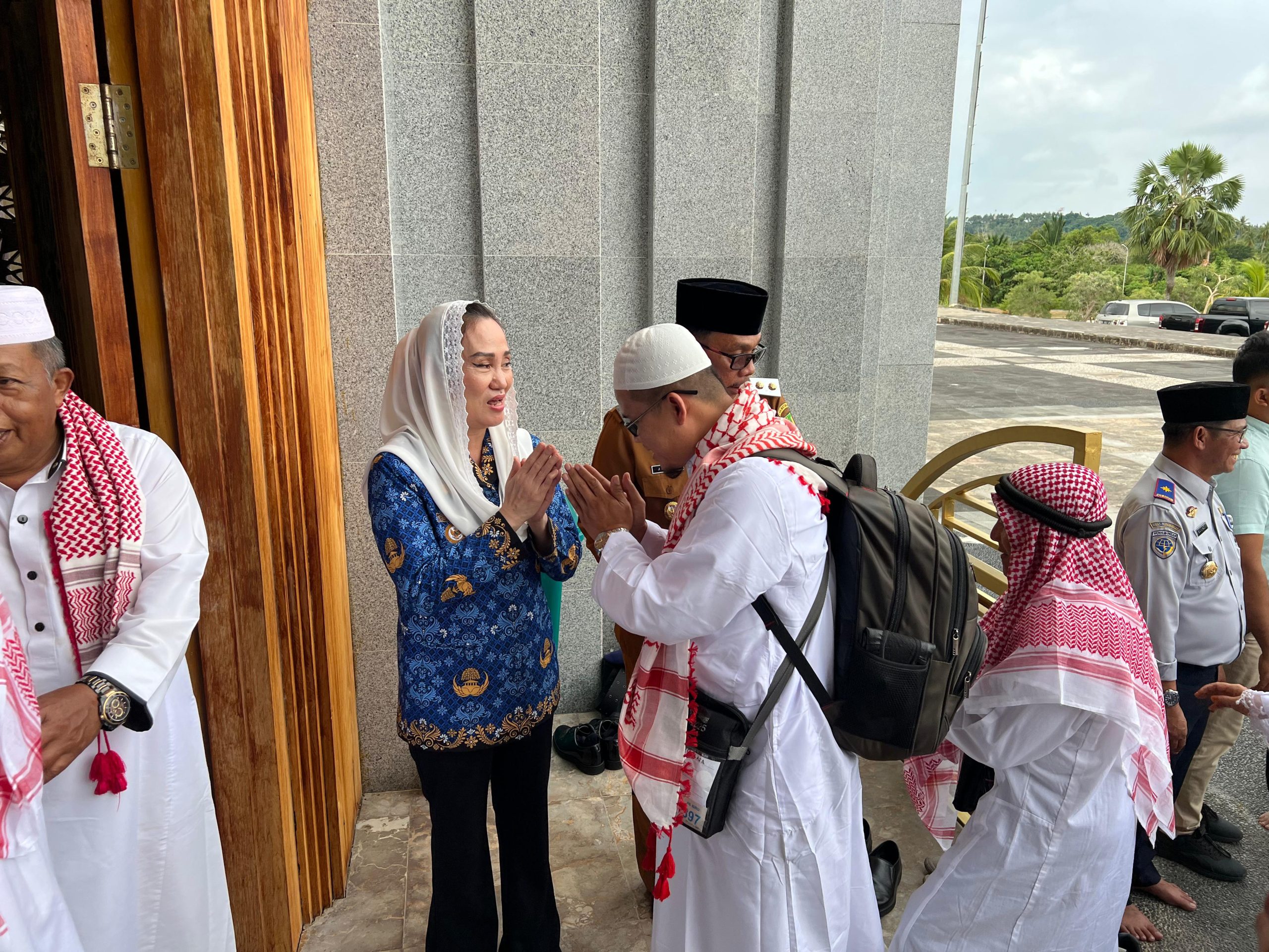 Bupati Natuna Cen Sui Lan Sambut Kepulangan Jamaah Haji 1446 H/2025 M