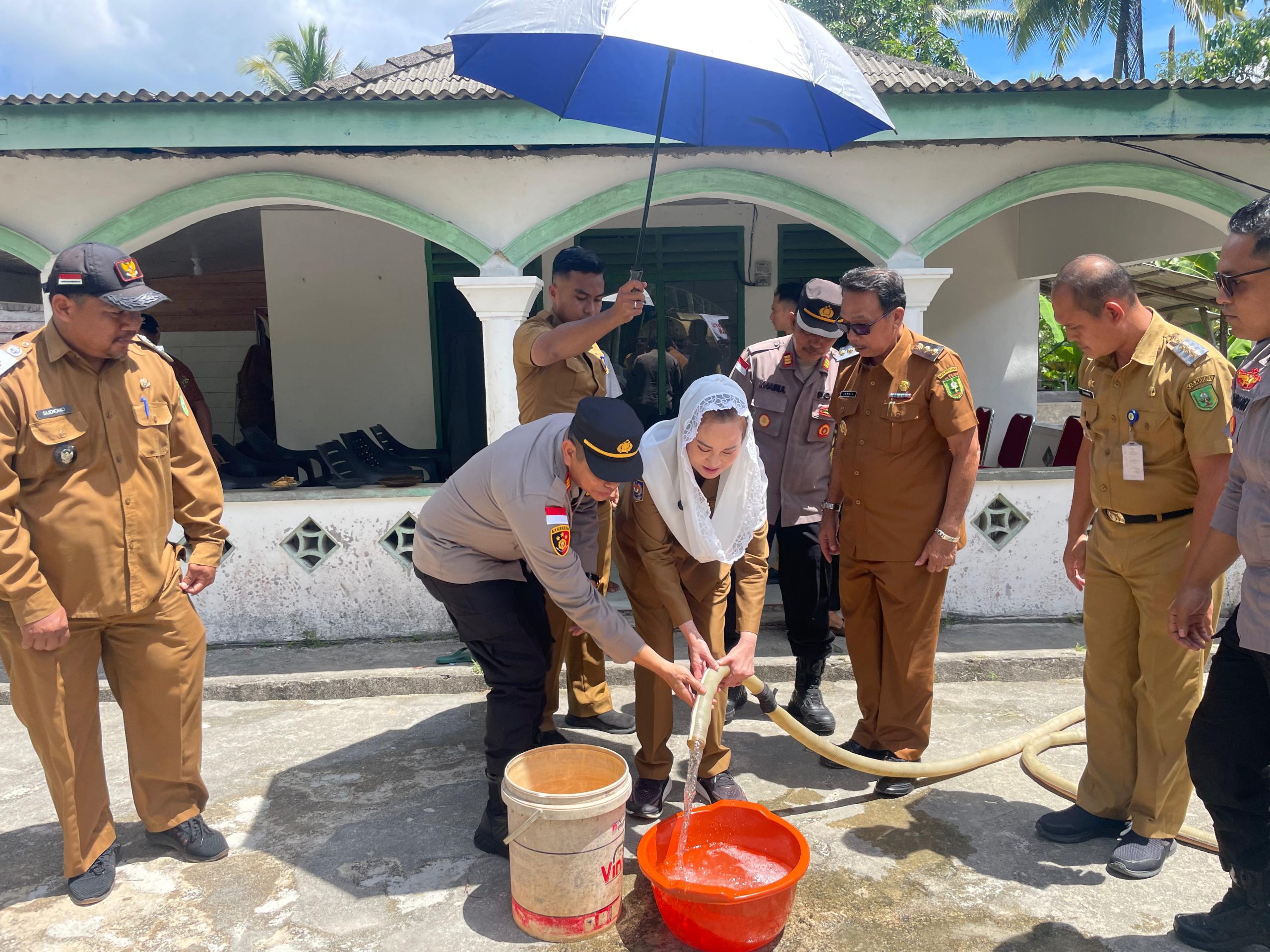 Kolaborasi Polres dan Pemda Natuna Distribusikan Air Bersih