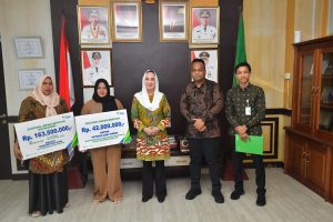 Read more about the article Bupati Natuna Serahkan Santunan Kematian dan Beasiswa Pendidikan dari BPJS Ketenagakerjaan