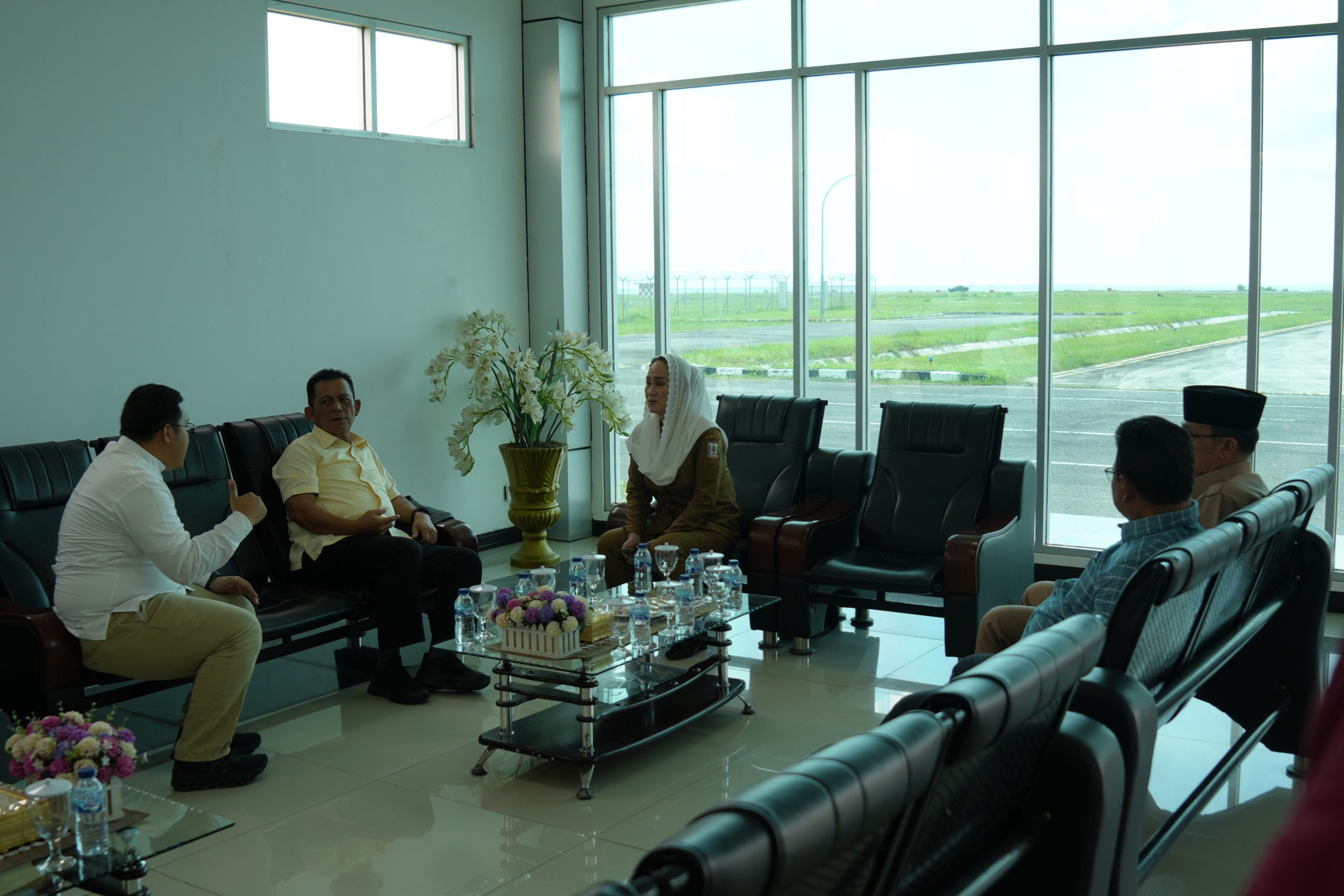 Bupati Natuna Antar Kepulangan Gubernur Kepri Setelah Rangkaian Kunker