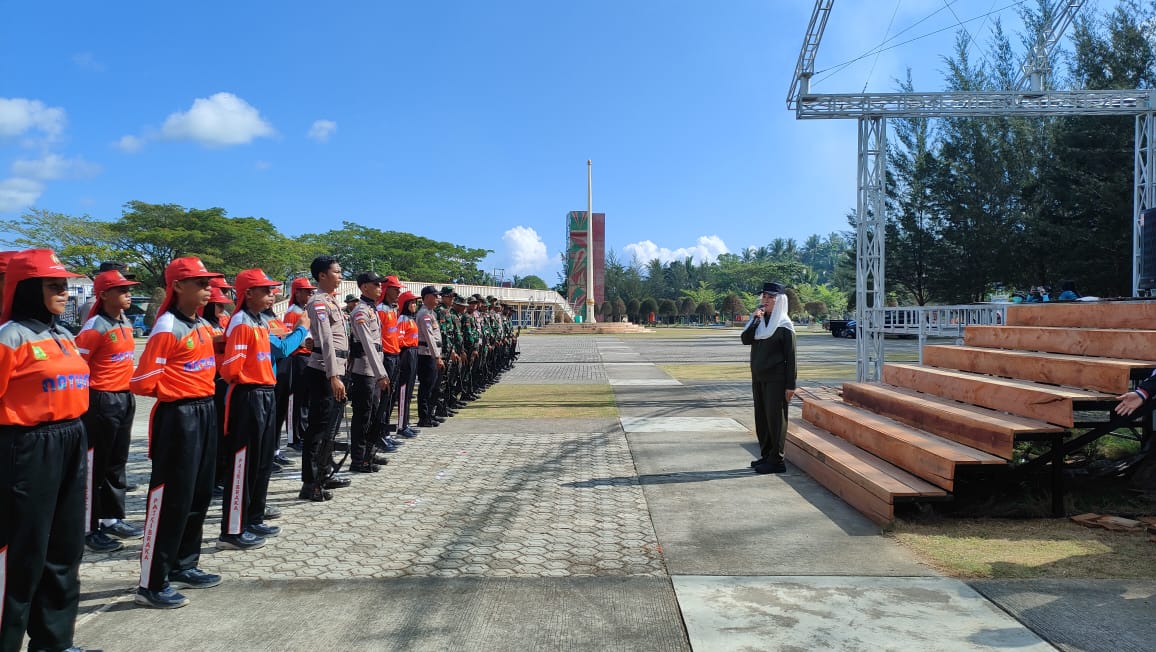 Bupati Natuna Tinjau Latihan Paskibraka Di Pantai Piwang