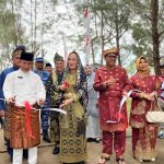 Bupati Natuna Buka Pasar Murah Merah Putih Serbu Sembako di Pantai Piwang