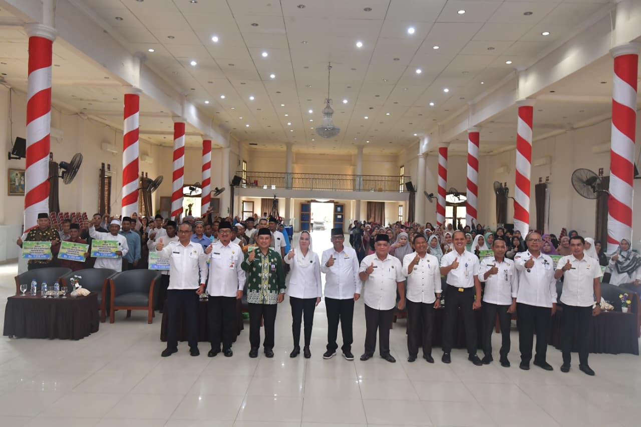 Bupati dan Wakil Bupati Natuna Serahkan Insentif Guru Ngaji se-Kabupaten Natuna