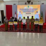 Pemda Natuna Serahkan Bantuan Sosial Lansia dan Modal Usaha