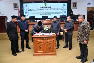Read more about the article Pemkab Natuna dan DPRD Tandatangani Kesepakatan Bersama Perubahan APBD 2025
