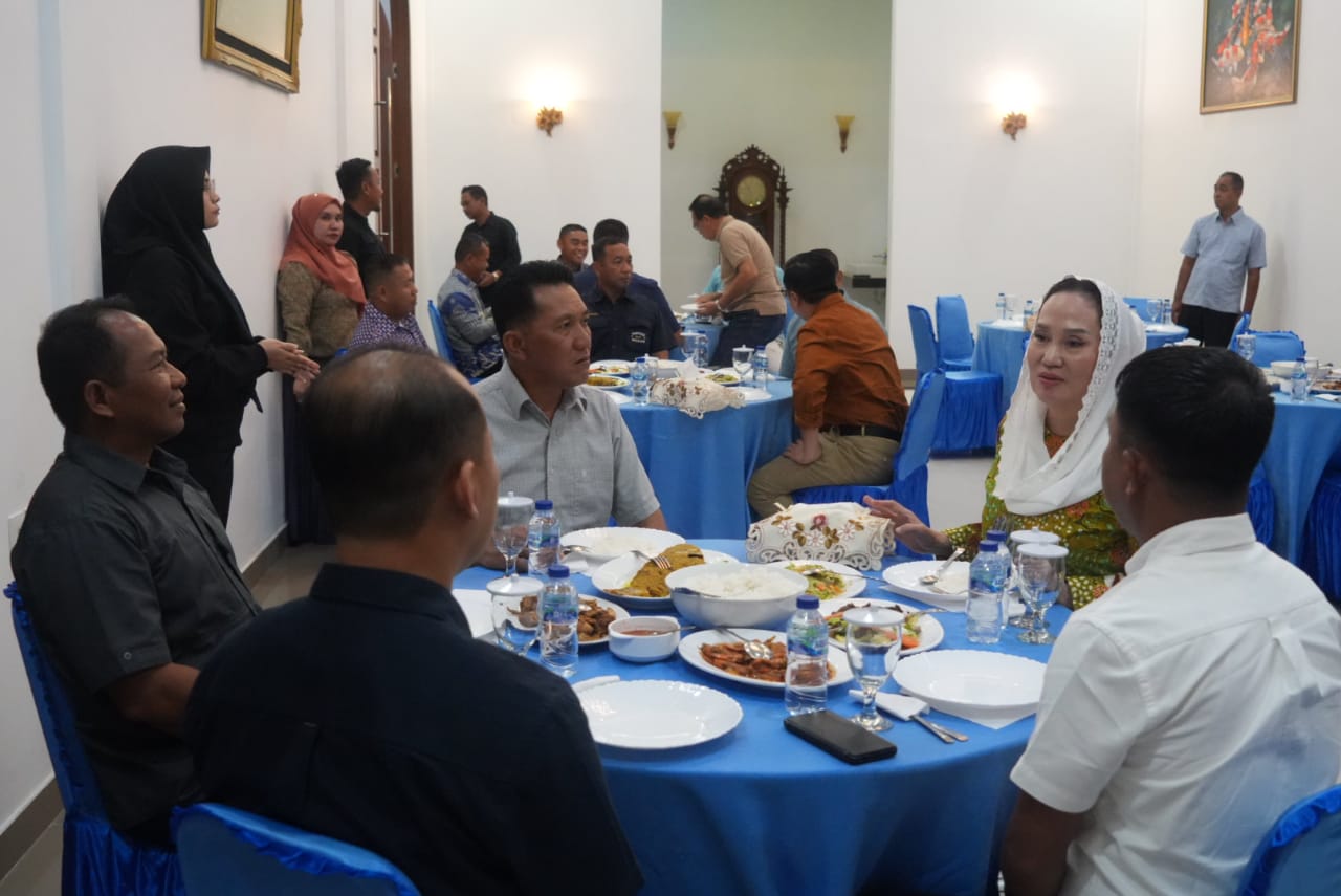 Bupati Natuna Makan Malam Bersama Komandan Kodaeral IV