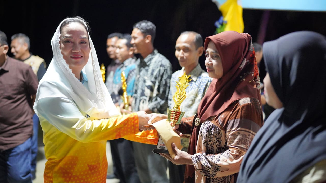 Bupati Natuna Hadiri Penutupan Turnamen Voli Desa Air Putih, Midai