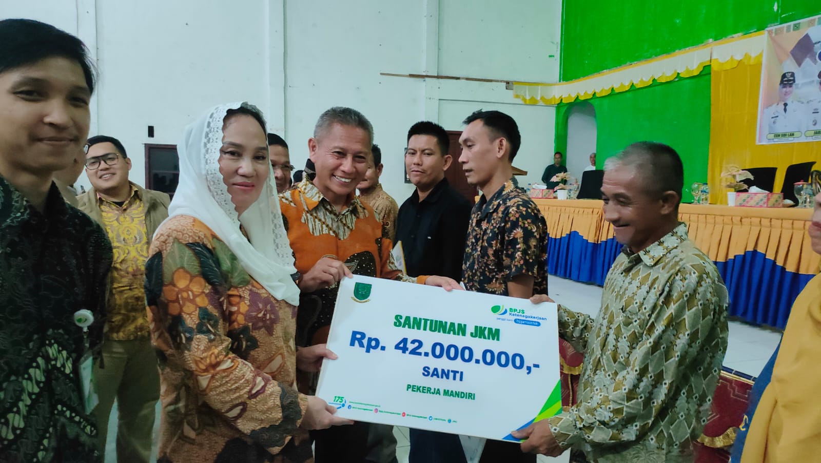 Pemkab Natuna Salurkan Berbagai Bantuan untuk Masyarakat Serasan dan Serasan Timur
