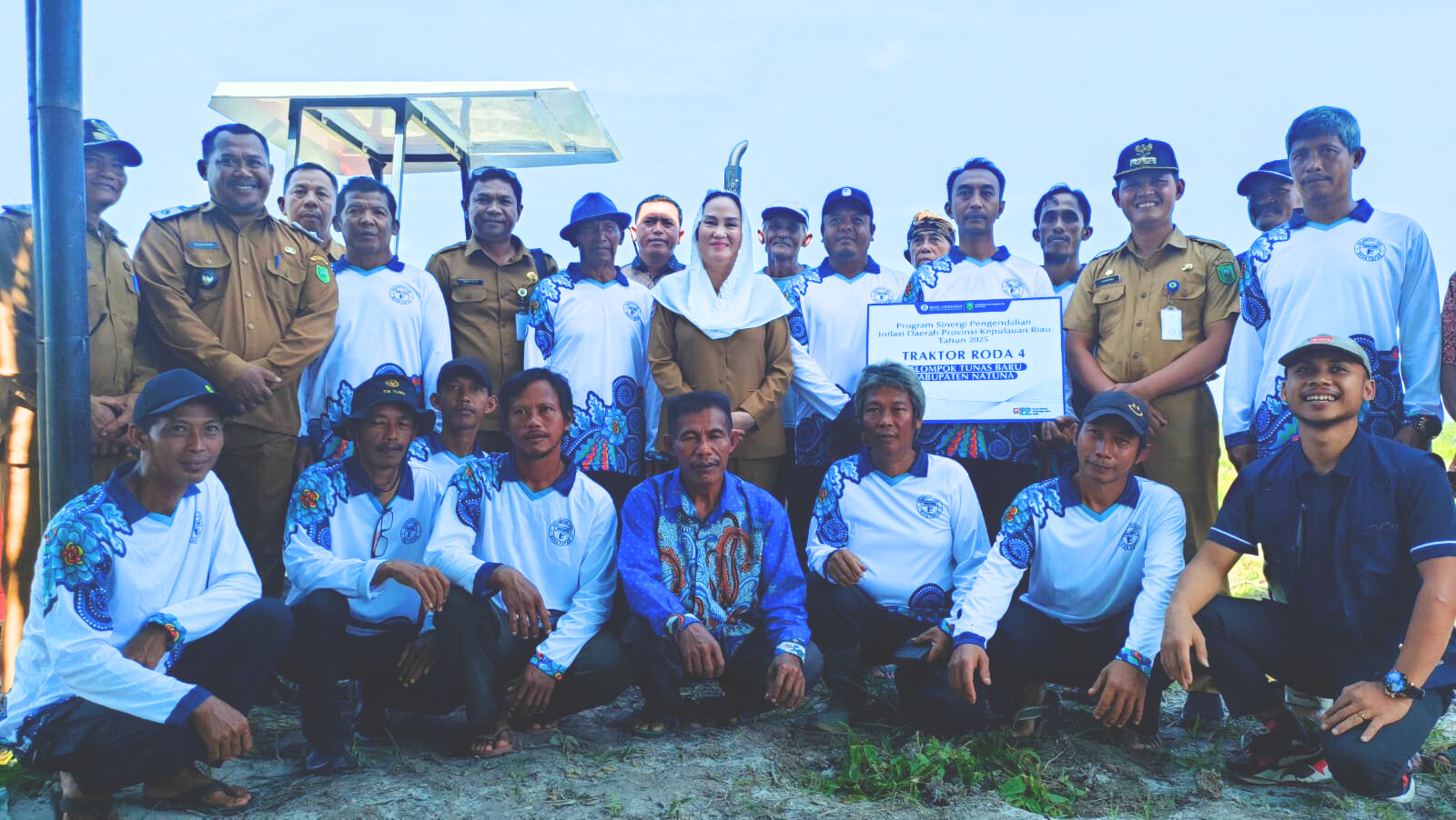 Bupati Natuna Serahkan Traktor Roda 4 untuk Kelompok Tani