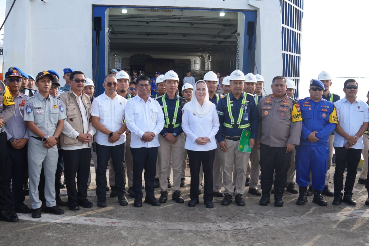Bupati Natuna Tinjau Bongkar Muat Kapal Roro, Pastikan Nataru Aman dan Nyaman