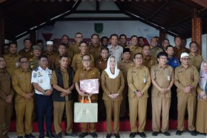Read more about the article Dua Pejabat Natuna Resmi Purna Tugas, Bupati Cen Sui Lan Sampaikan Apresiasi