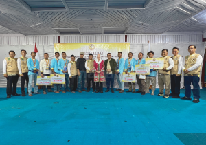 Read more about the article Bupati Natuna Hadiri Penyerahan Piala Turnamen Domino 2026 Sekaligus Mengukuhkan Pengurus KPDN