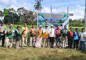 Read more about the article Perkuat Ketahanan Pangan, Asisten I Setda Natuna Hadiri Panen Raya Jagung di Desa Batu Gajah