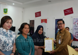 Read more about the article Sekretaris Daerah Kabupaten Natuna serahkan Sertifikat Halal Kepada Pelaku UMKM 