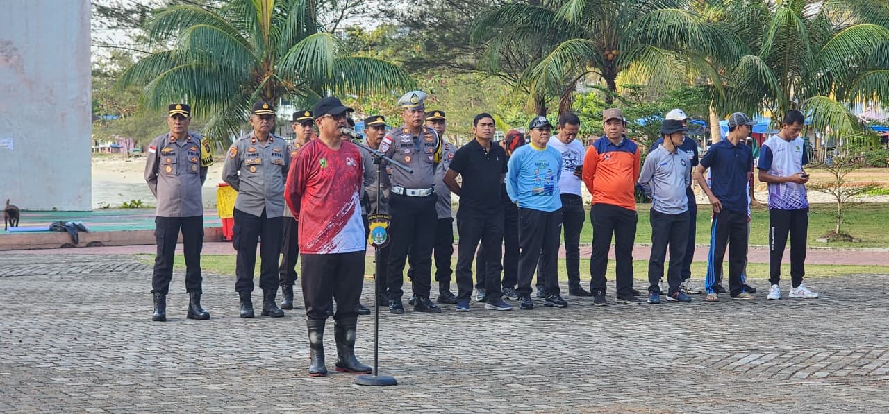 Pemkab Natuna Laksanakan Gotong Royong Bersama di Pantai Piwang, Ciptakan Lingkungan Bersih dan Sehat