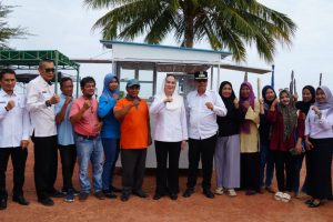 Read more about the article Dukung Ekonomi Kerakyatan, Bupati Natuna Serahkan 25 Unit Gerobak Bagi Pelaku UMKM