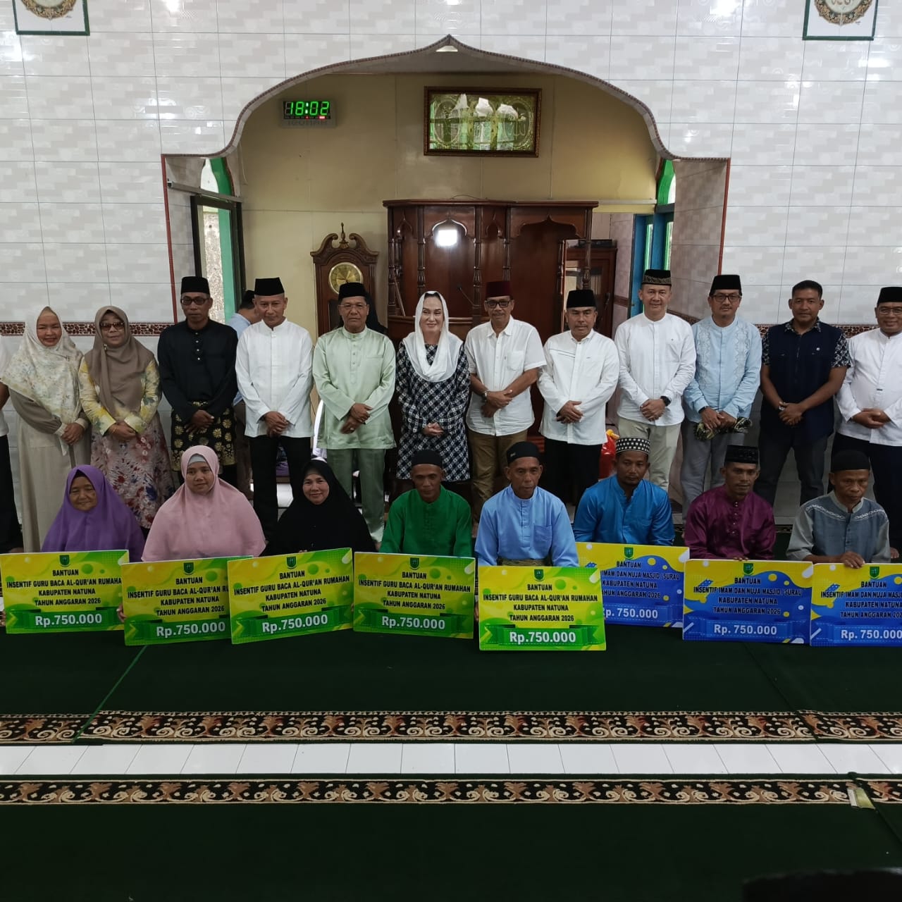 You are currently viewing Safari Ramadan 1447 H di Pulau Tiga, Bupati Natuna Serahkan Berbagai Bantuan kepada Masyarakat