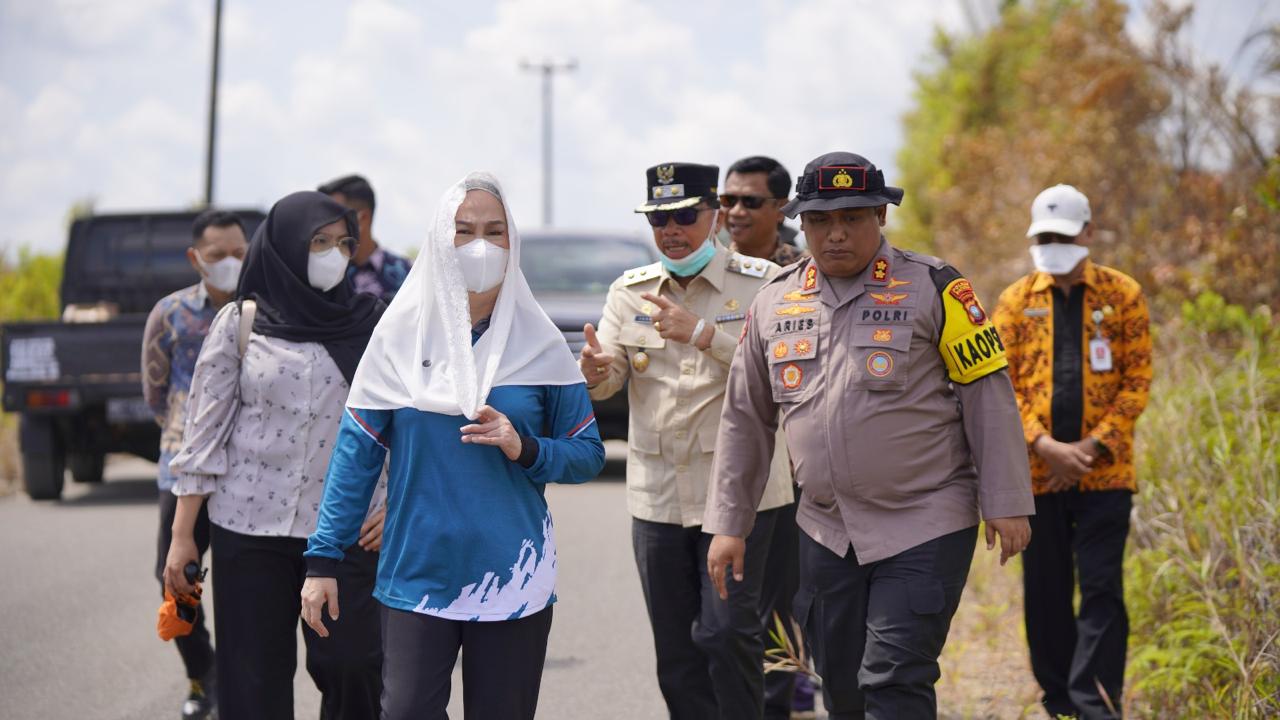 You are currently viewing Bupati Natuna Tinjau Langsung Lokasi Karhutla di Batubi, Pastikan Penanganan Berjalan Optimal