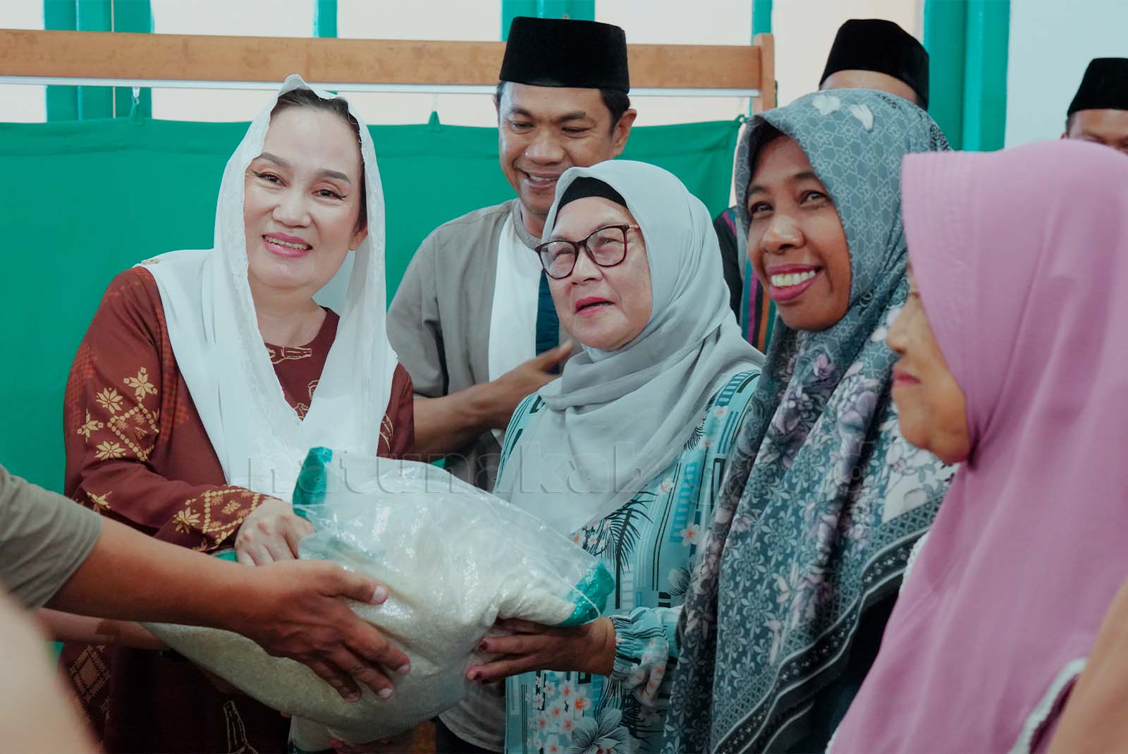 You are currently viewing Bupati Natuna Serahkan Bantuan Secara Simbolis Saat Safari Ramadan, Pemkab Natuna Pastikan Penyaluran Merata Di Seluruh Kecamatan