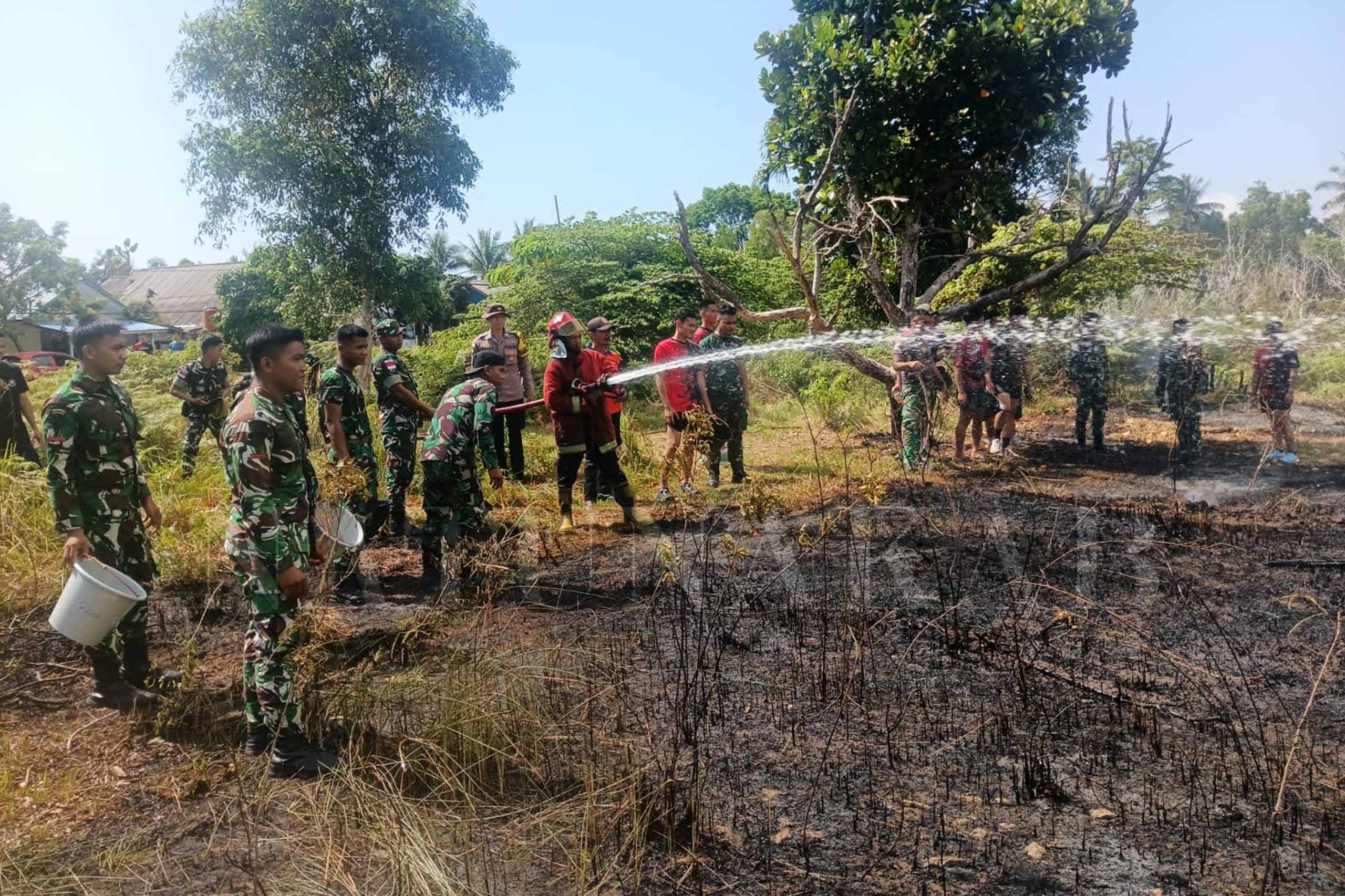 You are currently viewing Pemkab Natuna Pastikan Penanganan Cepat Karhutla, Kebakaran Dekat Permukiman Berhasil Dikendalikan