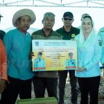 Bupati Natuna Serahkan Bantuan Kepada Petani Terdampak Karhutla di Desa Gunung Putri