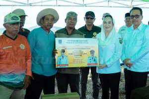 Read more about the article Bupati Natuna Serahkan Bantuan Kepada Petani Terdampak Karhutla di Desa Gunung Putri