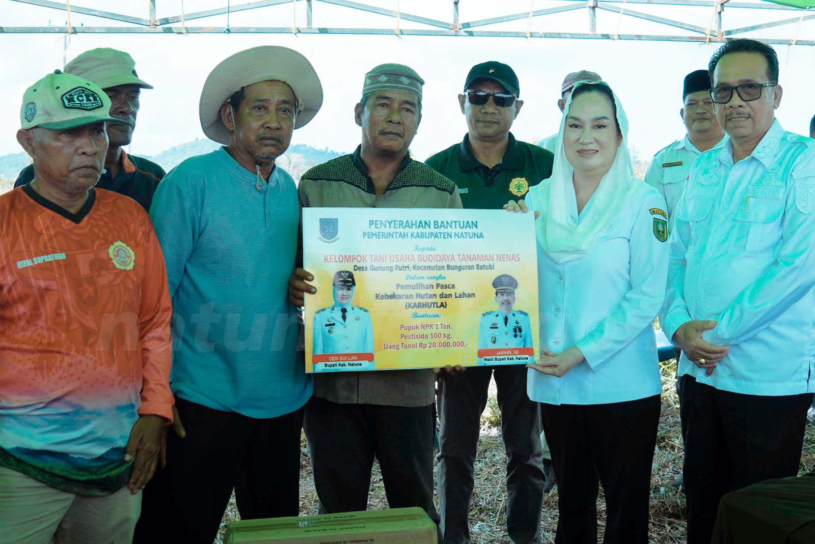 You are currently viewing Bupati Natuna Serahkan Bantuan Kepada Petani Terdampak Karhutla di Desa Gunung Putri