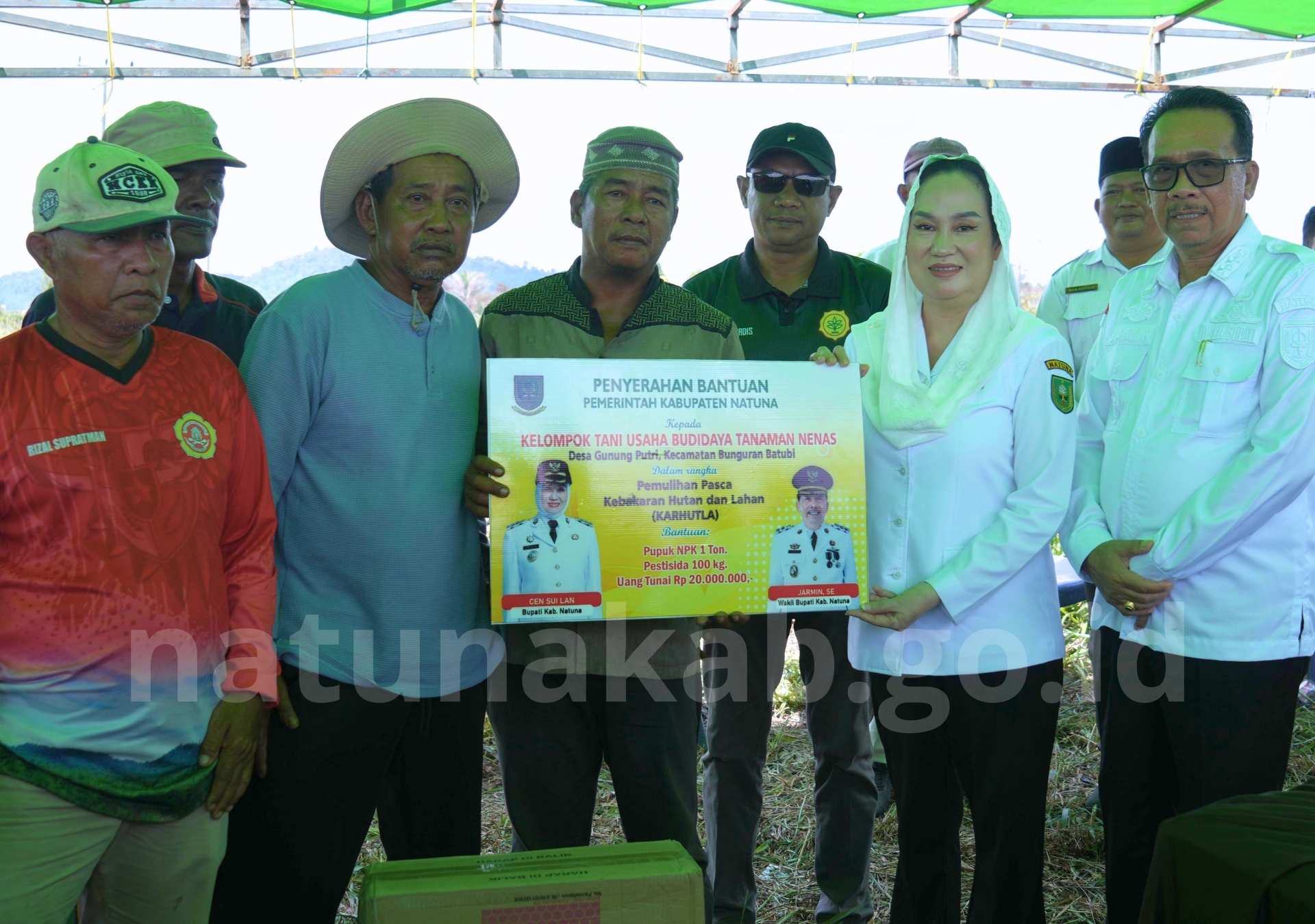 You are currently viewing Bupati Natuna Serahkan Bantuan Kepada Petani Terdampak Karhutla di Desa Gunung Putri