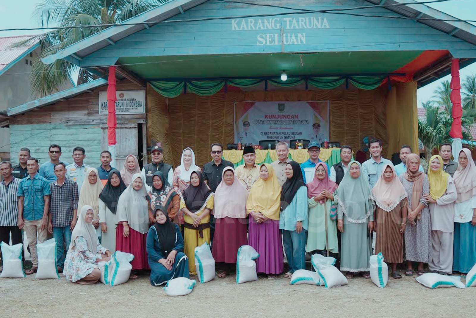 Bupati Natuna Cen Sui Lan Kunjungi Kecamatan Seluan, Serahkan Bantuan dan Tinjau Infrastruktur
