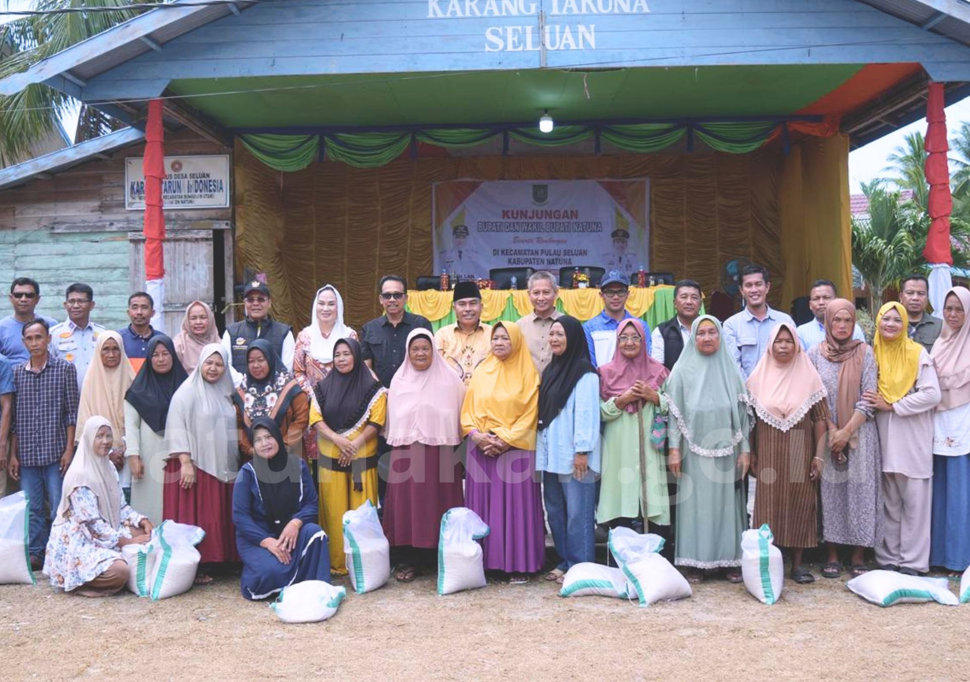You are currently viewing Bupati Natuna Cen Sui Lan Kunjungi Kecamatan Seluan, Serahkan Bantuan dan Tinjau Infrastruktur