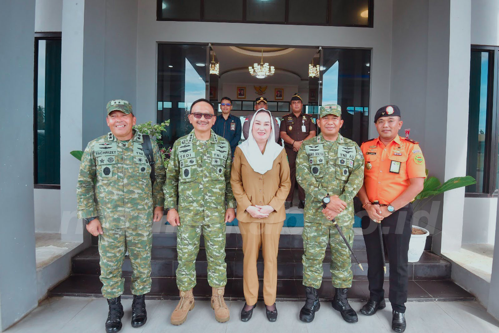 You are currently viewing Bupati Natuna Sambut Kunjungan Kerja Wakasau Di Lanud Raden Sadjad