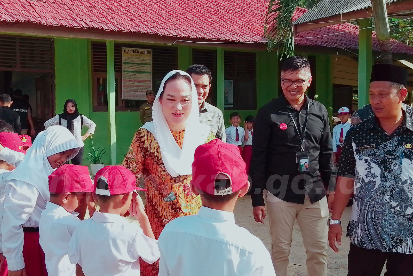 You are currently viewing Bupati Natuna Hadiri Penyerahan Bantuan Program “Gold Generation” PT Pegadaian di SDN 009 Bandarsyah