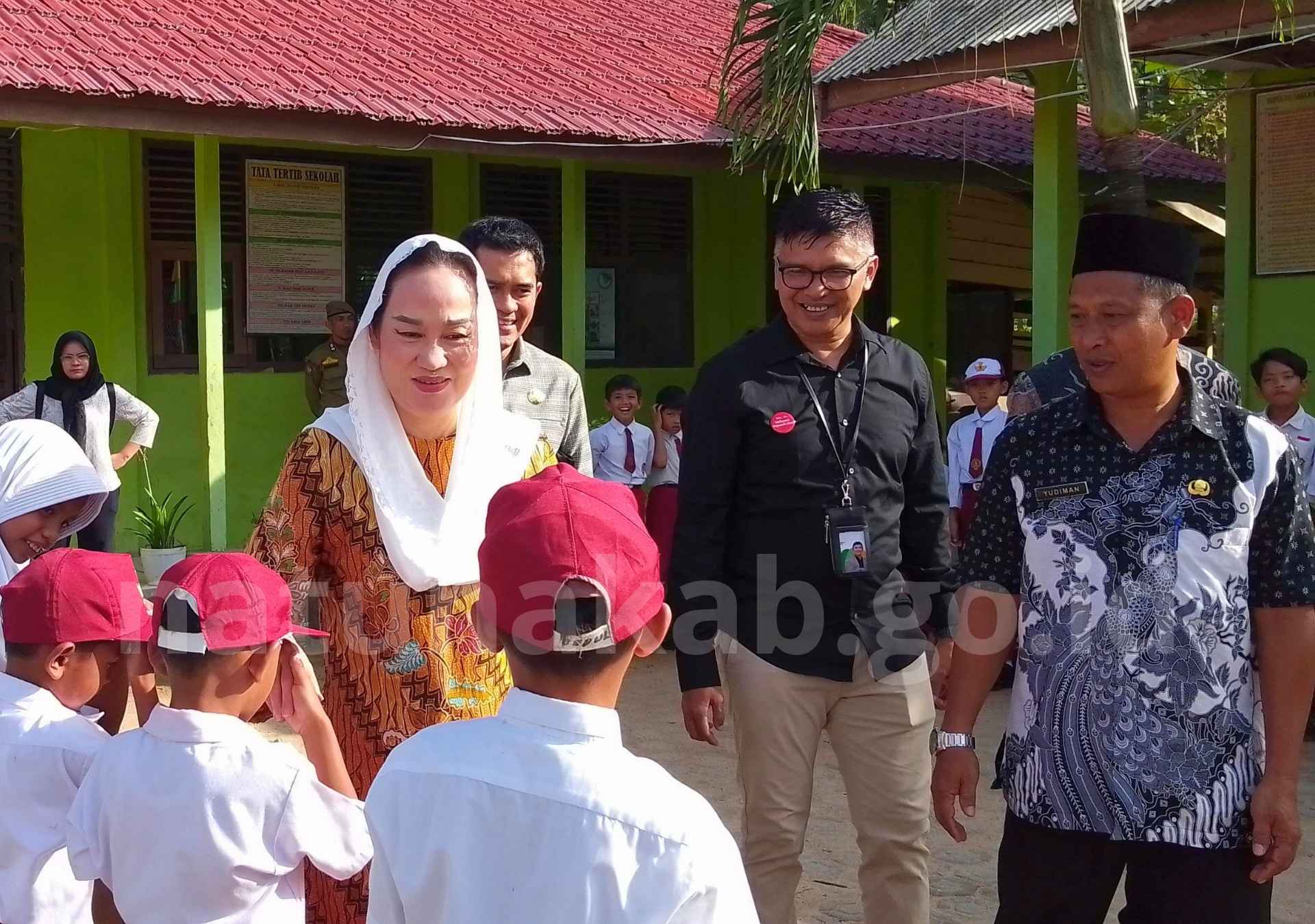 Bupati Natuna Hadiri Penyerahan Bantuan Program “Gold Generation” PT Pegadaian di SDN 009 Bandarsyah