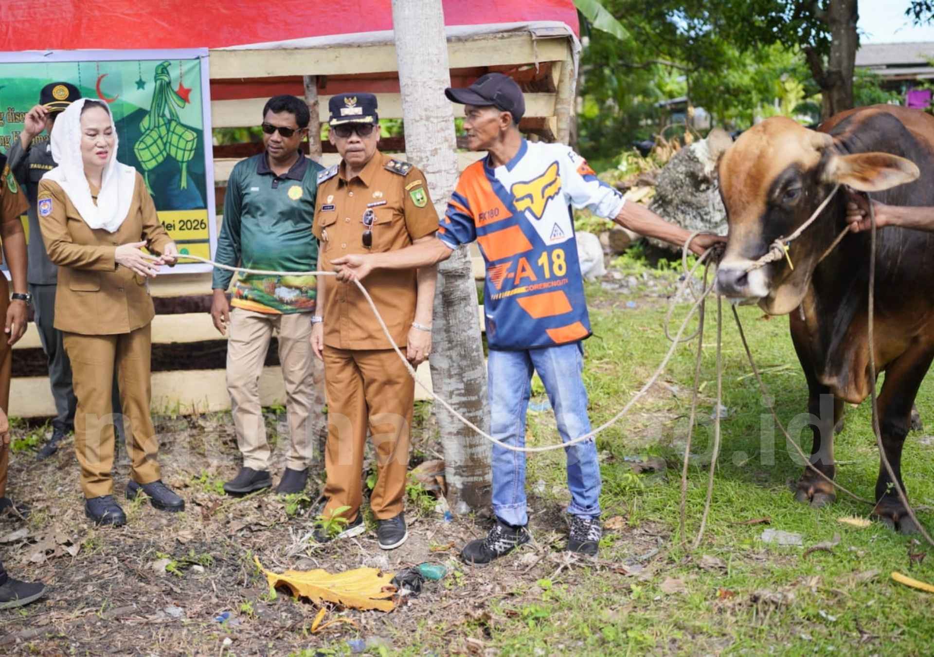 You are currently viewing Bupati Natuna Salurkan Hewan Kurban Bantuan Presiden RI ke Wilayah Perbatasan Pulau Laut