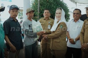 Read more about the article Bantu Masyarakat Rawan Pangan Kronis, Bupati Natuna Serahkan Lebih Dari Satu Ton Bantuan Beras Untuk Masyarakat Batubi