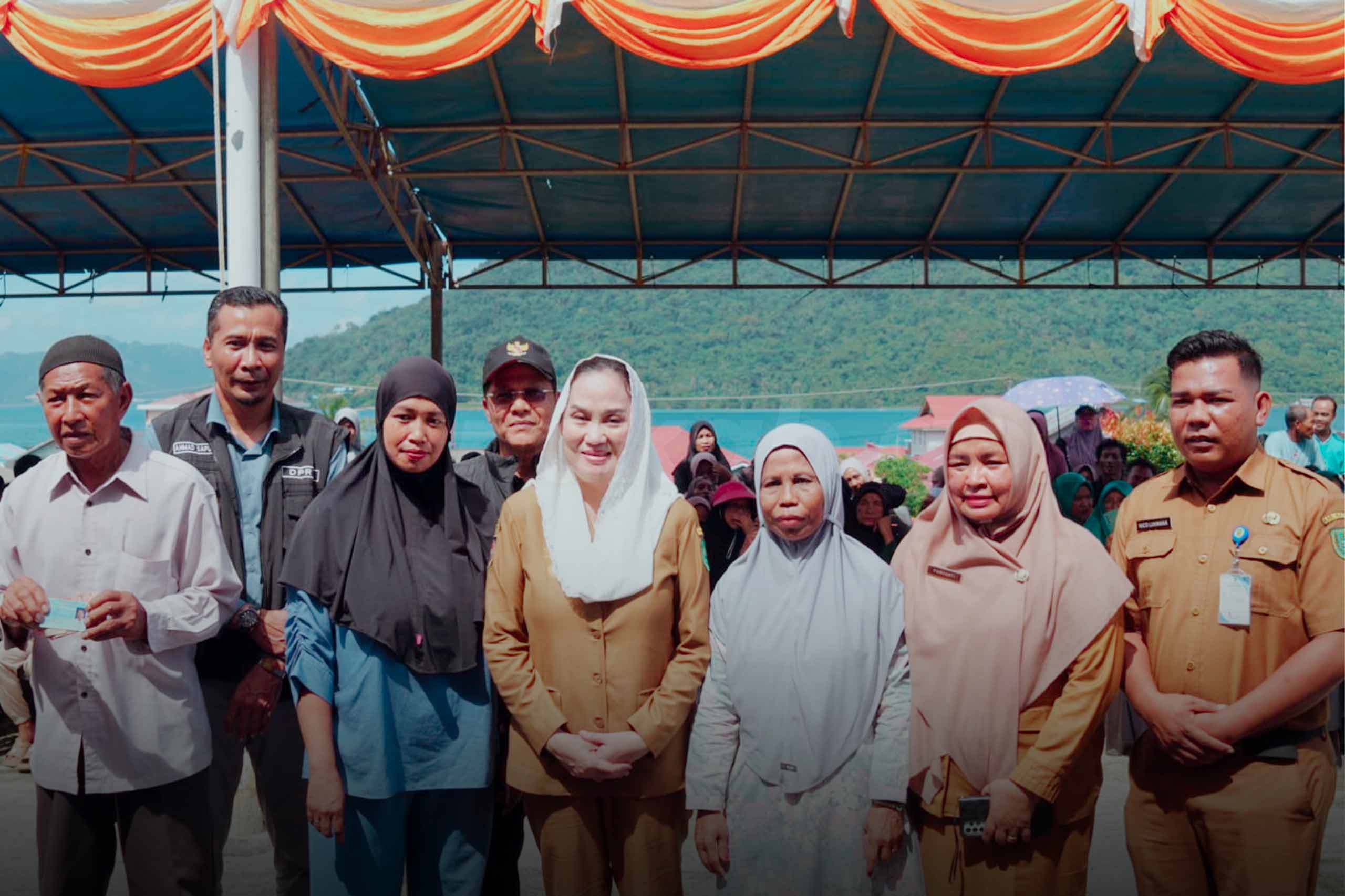 You are currently viewing Usai Kunjungi Pulau Tiga, Bupati Natuna Lanjutkan Pasar Murah dan Penyaluran Bantuan di Pulau Tiga Barat