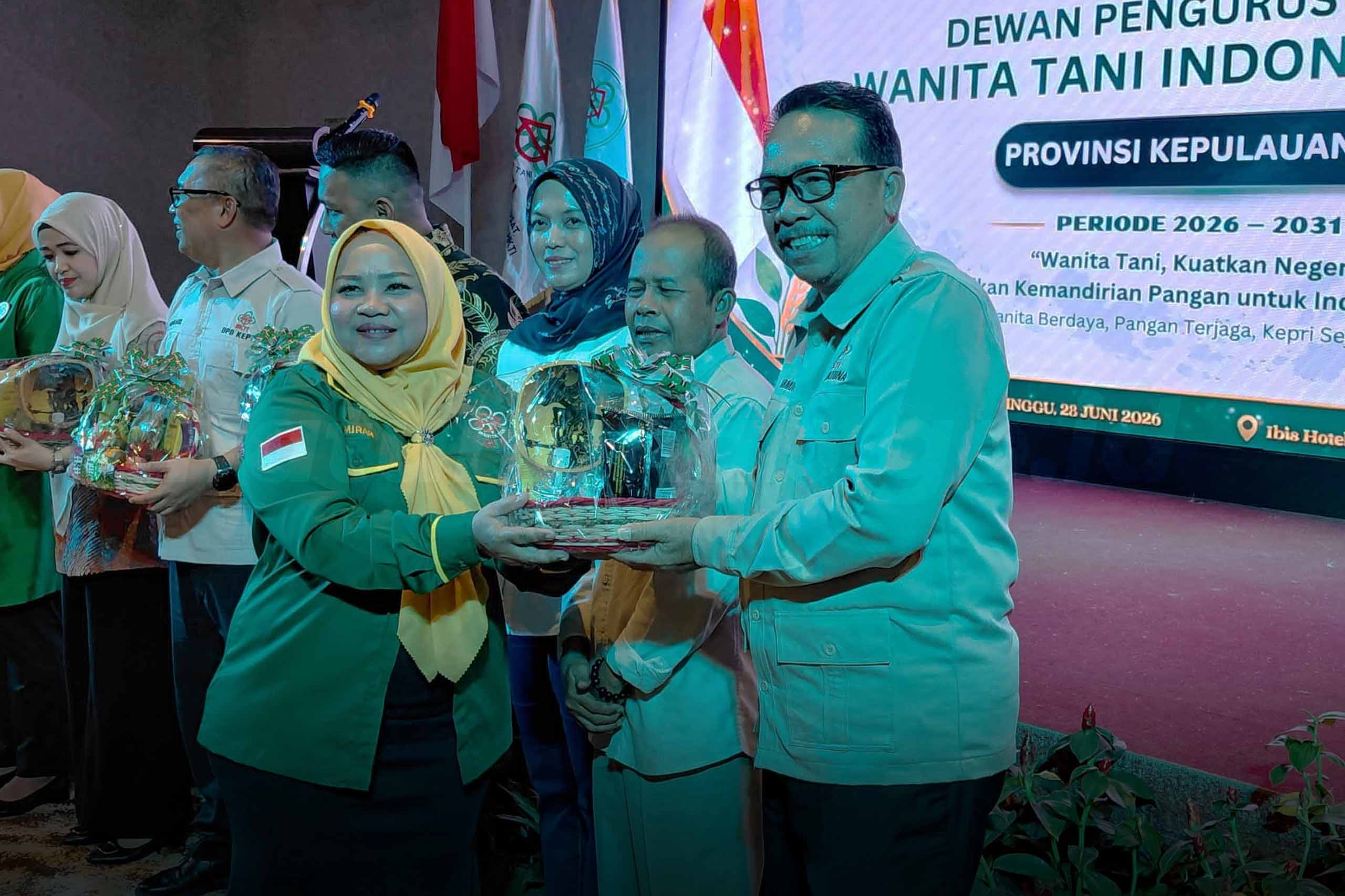You are currently viewing Wakil Bupati Natuna Hadiri Pelantikan Pengurus Perempuan Tani HKTI Kepulauan Riau
