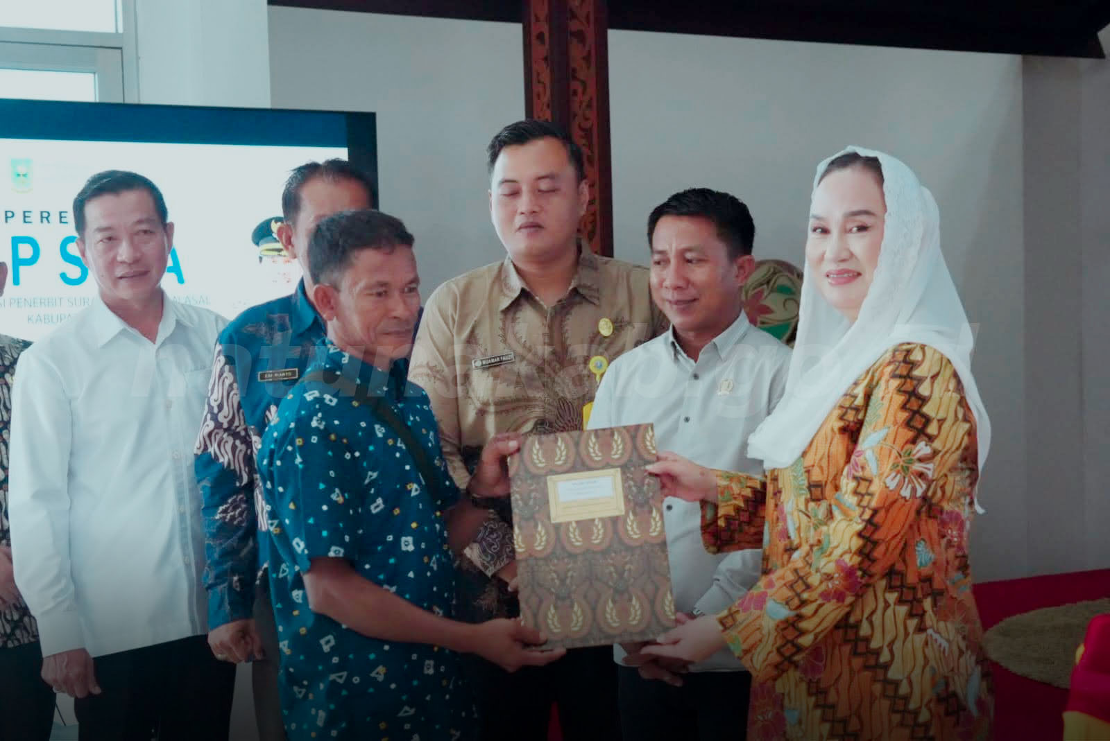 You are currently viewing Pemkab Natuna Serahkan 57 Sertifikat Rumah Hak Milik kepada Warga Perumahan Puak