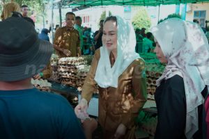 Read more about the article Bupati Cen Sui Lan Tinjau Operasi Pasar Murah di Kecamatan Batubi Bahkan Sampai Ikut Melayani Pembeli